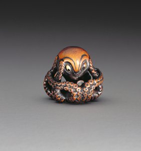 タコを描いた根付c.1760-70（木と象眼細工の角）（逆は193822を参照）